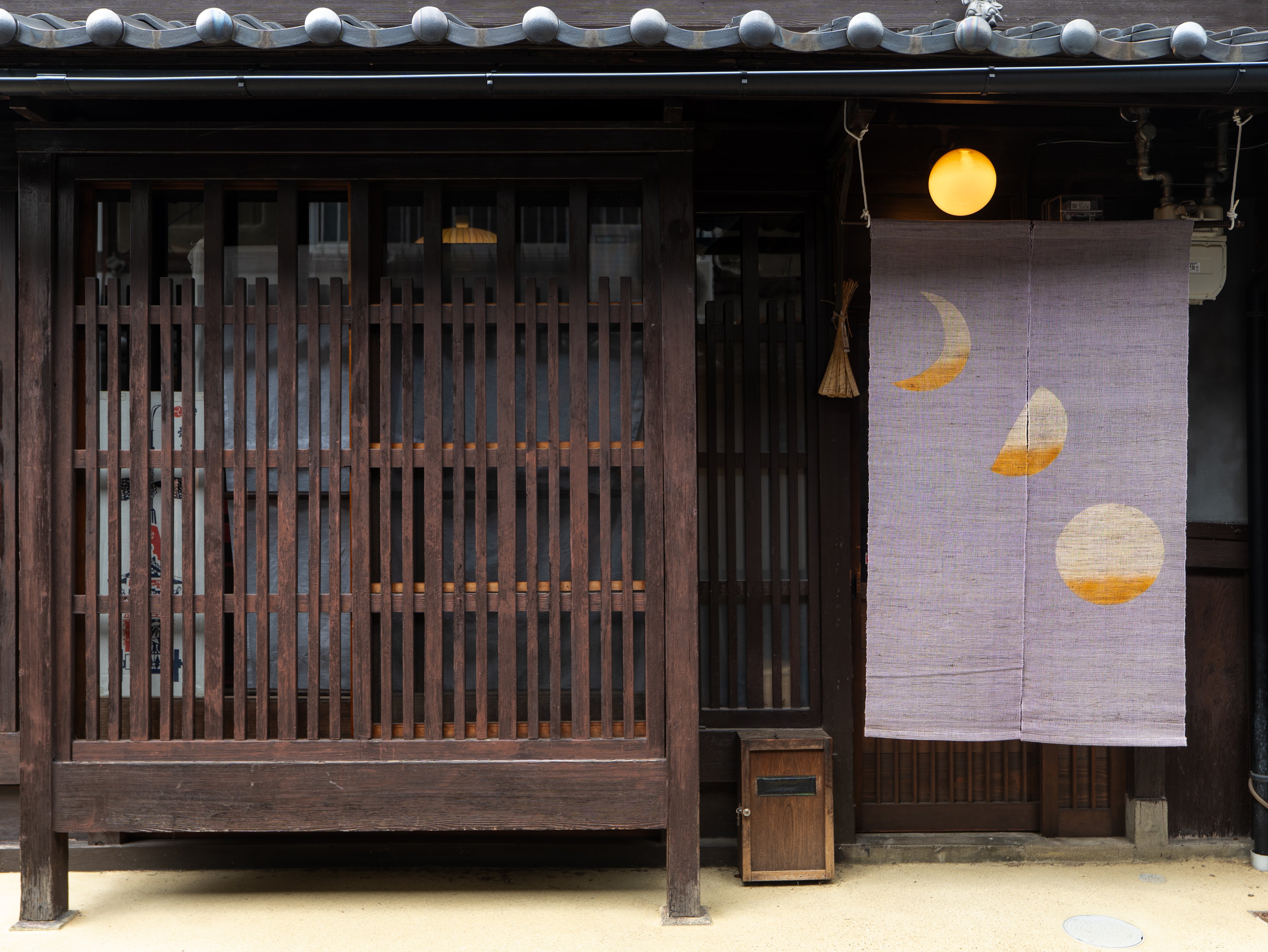 月の満ち欠け暖簾 – SHOBIEN KYOTO